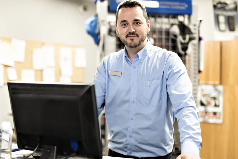 Bestell-Service - Online Bestellservice, Mitarbeiter am Computer